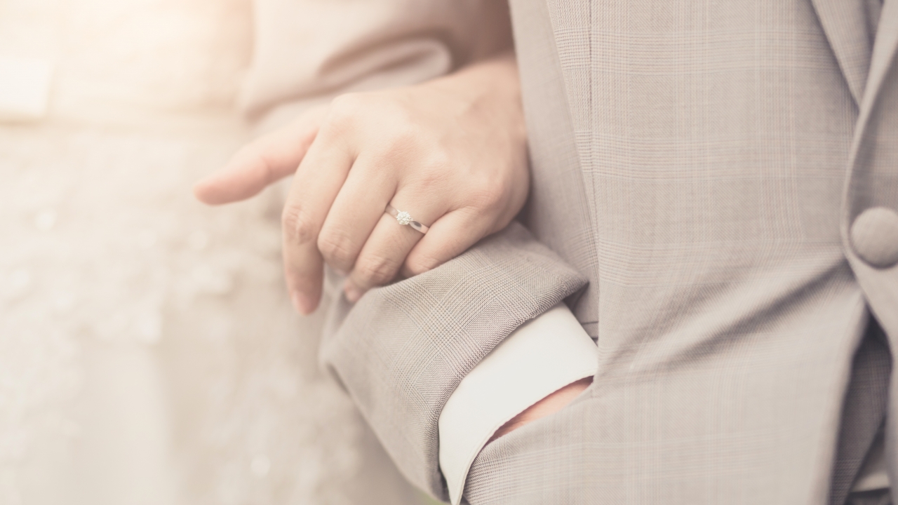 รูปงานแต่งในตำนาน เจ้าสาวเชิญแฟนเก่าทุกคนถ่ายภาพหมู่ เผยเหตุผลทำไมกล้า