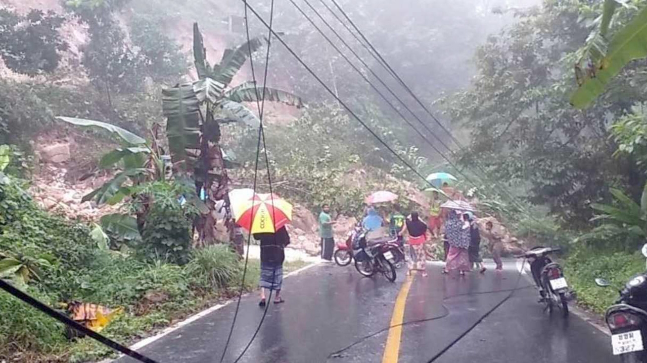 ฝนตกหนักชายแดนใต้ ดินภูเขาถล่ม น้ำล้นตลิ่งท่วมที่ถนนยะลา   