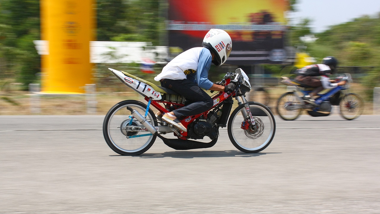 เด็กแว้นตั้งแก๊งซิ่งหน้า ร.ร.นายสิบทหารบก พุ่งชน "จ.ส.อ.อภิชาติ" ดับสลด