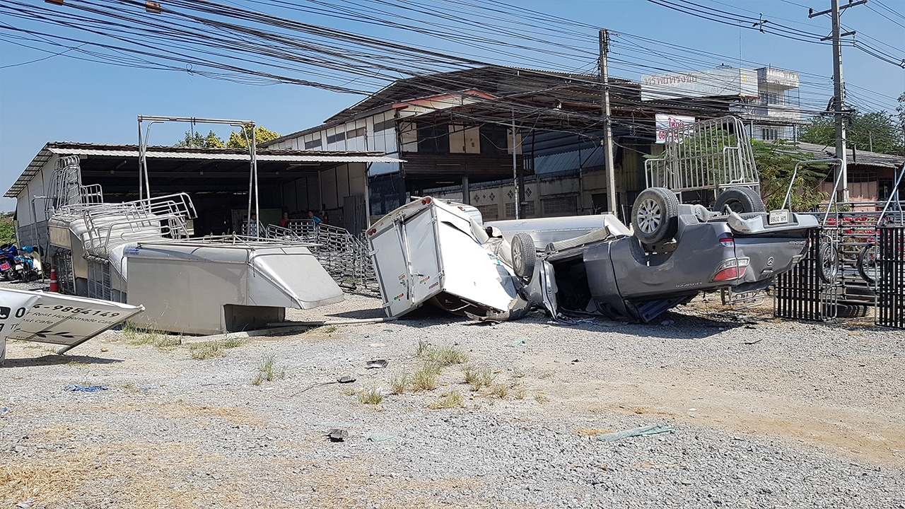 รถพลิกคว่ำ 4 ตลบ ปลัดอำเภอที่นครปฐมรอดตายปาฏิหาริย์ เชื่อมีของดีคุ้มครอง