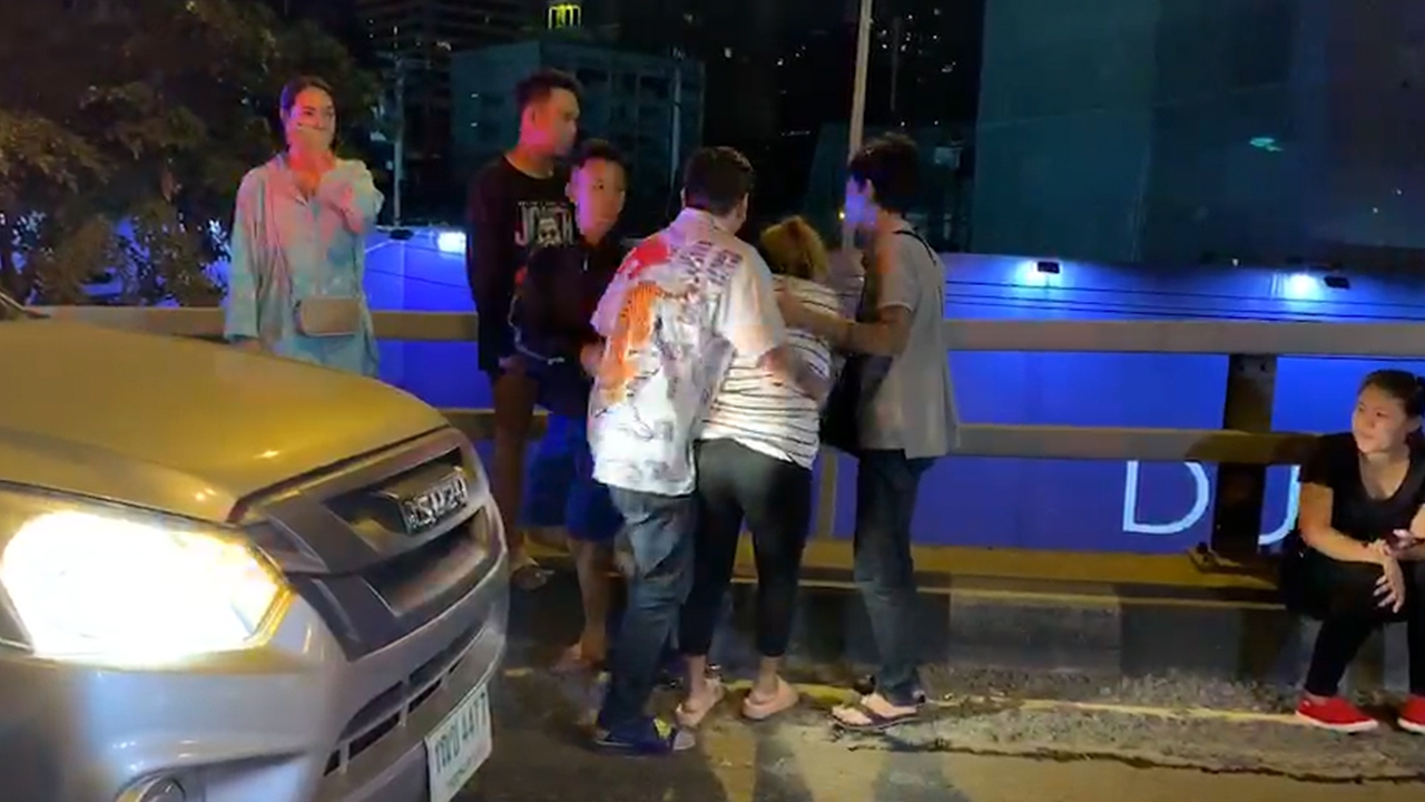 ซิ่งสยอง! โจ๋รวมตัวแข่งจยย. ชนราวสะพานไทย-ญี่ปุ่นดับ แม่เห็นแทบขาดใจ