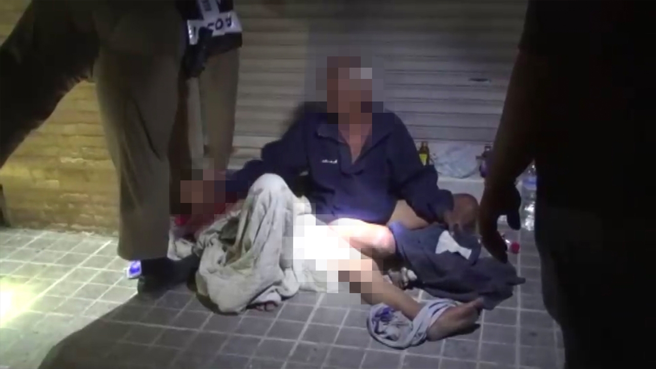 ฉาวโฉ่! คนเร่ร่อนชาย-หญิง 'อึ๊บ' กันกลางแจ้งไม่อายฟ้าดิน ตร.ต้องเข้ารวบ