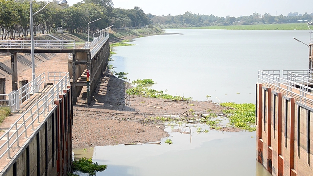 เตือนสัญญาณแล้งมาแล้ว แม่น้ำเจ้าพระยาแห้งลงเรื่อยๆ หวั่นกระทบตลิ่งพังได้