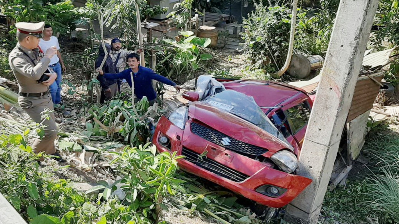 ลุงเมืองเลยขับเก๋งชนท้ายรถออกซอย เสียหลักแหกโค้งอัดเสาไฟฟ้ายับตายคาที่
