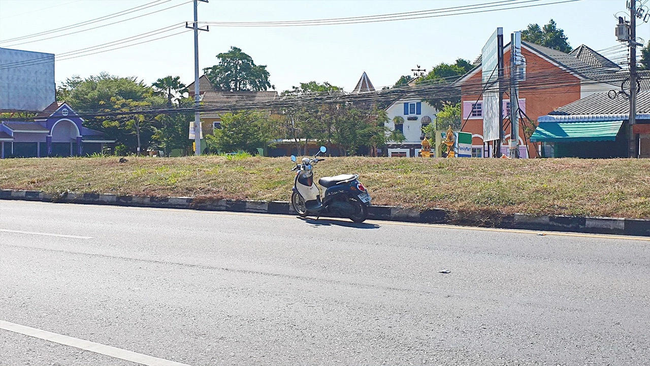 คุณลุงวัย 60 สุดชิค จอดมอเตอร์ไซค์ไว้เลนขวา ไม่ธรรมดาจนโลกต้องจารึก