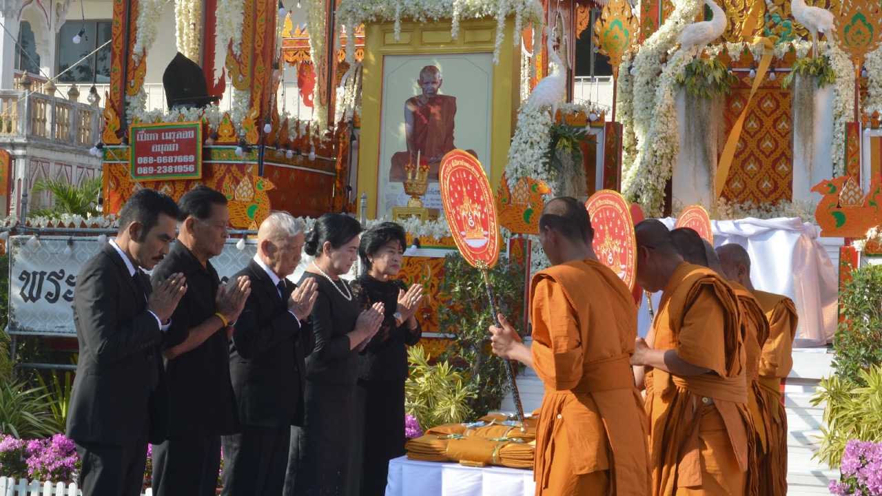ผู้คนนับพันร่วมพิธี พระราชทานเพลิงศพหลวงปู่หลาย เกจิดังวัดนาจอมเทียน