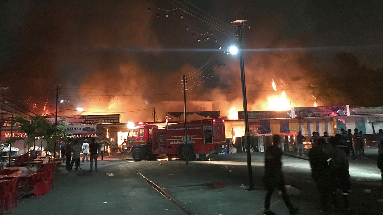 ไฟไหม้ตลาดพูนทรัพย์กลางดึก วอด 18 คูหา เสียหายนับ 10 ล้านบาท