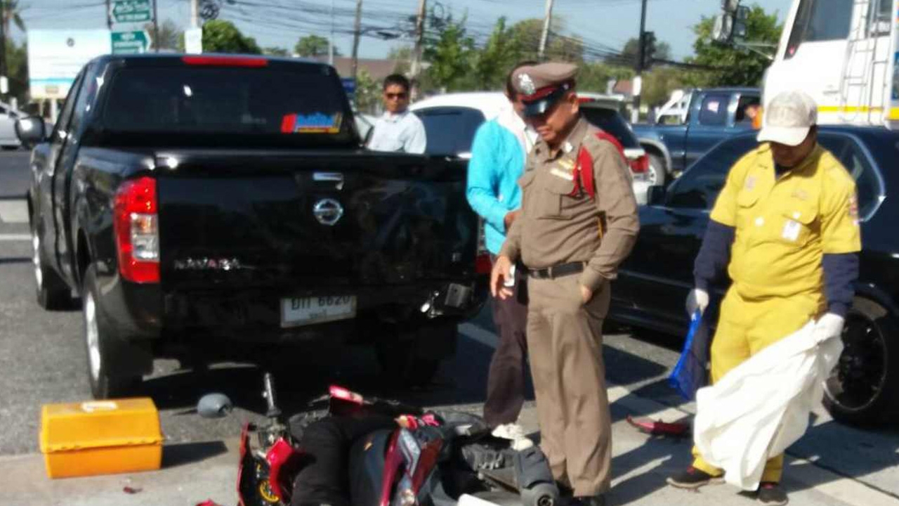  รีบไปทำงาน สาวโรงงานน้ำปลา ขี่จยย.ชนท้ายปิกอัพจอดติดไฟแดง ดับคาที่ 