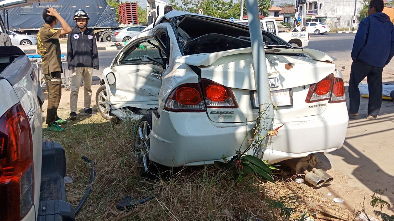 สนั่น กระบะชนเก๋ง กลางสี่แยกยางตลาด เจ็บ 3 ดับคาที่ 1