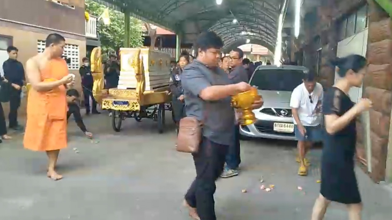 เศร้า เผาแล้ว "ลันลาเบล" พ่อแม่-แฟน ร่ำไห้ ไร้เงาแก๊งบ้านปาร์ตี้