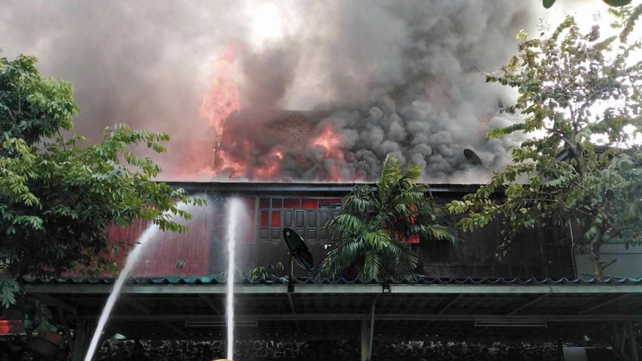 ไฟหน้าหนาวเผาวอด บ้านทรงไทยที่แสนสุข คาดเสียหายนับ 10 ล้าน 