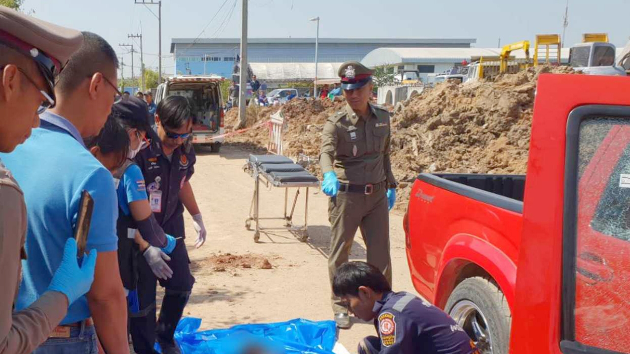 แบ็กโฮปืนดุ ชัก 9 มม.ยิงเสี่ยวังกุ้งดับ ทะเลาะกันเรื่องจอดขวางทาง