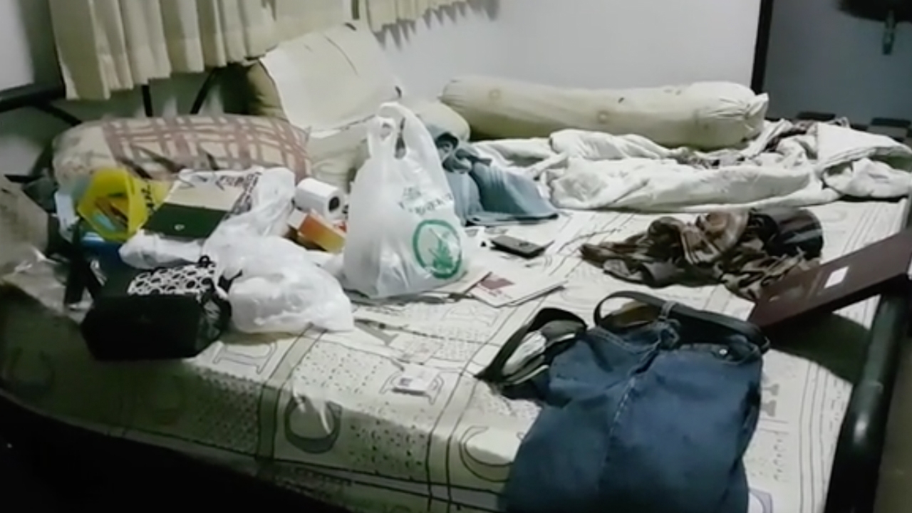 ลุงวัย62 ซดเหล้าคลายหนาวดับคาห้องพัก ในมือยังกอดขวดแน่น!