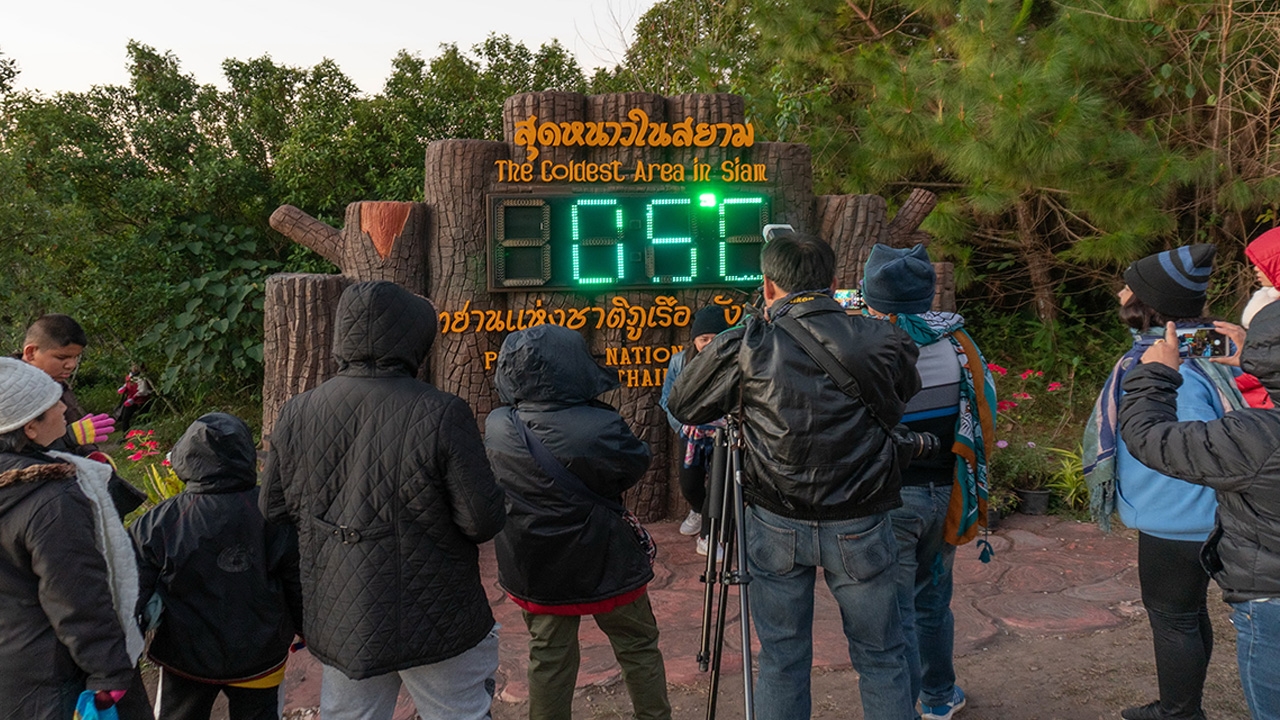 ภูเรือ อุณหภูมิลดเหลือ 4 องศาฯ นักท่องเที่ยวแห่สัมผัสความเย็น
