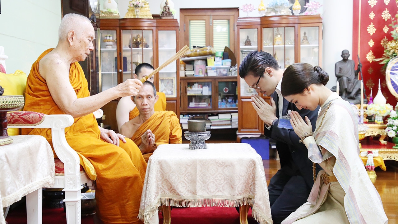 มิว-ไฮโซเซนต์ เข้าเฝ้าขอประทานพรพระสังฆราช เพื่อเป็นมงคลแก่ชีวิตคู่