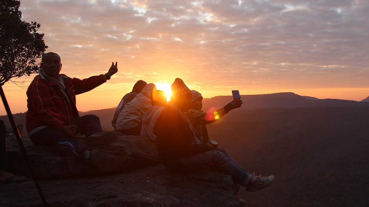 สุดฟิน นทท.ฝ่าลมหนาวแห่ชมแสงแรกยอดผาเป้า และความงามเทือกเขาภูพานน้อย