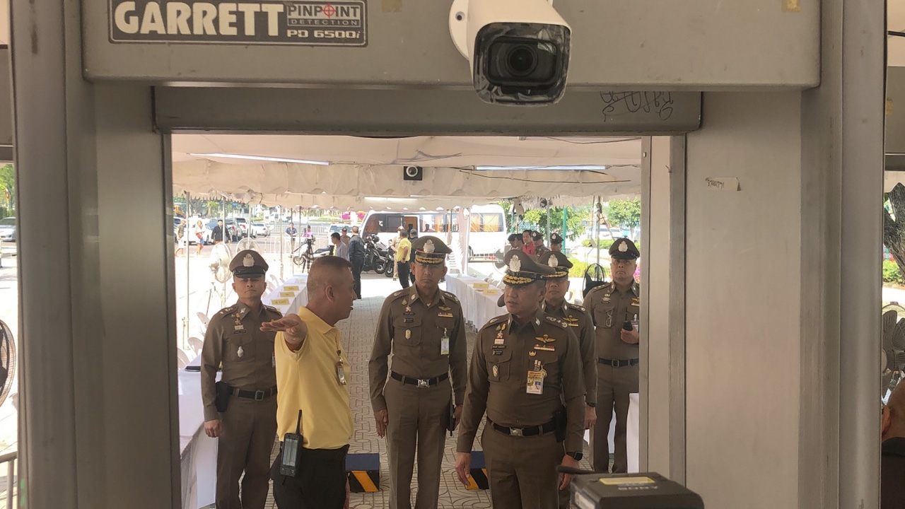 ระดมตั้งจุดคัดกรอง งานพระราชพิธีฯ ครั้งสำคัญยิ่งใหญ่ของโลก