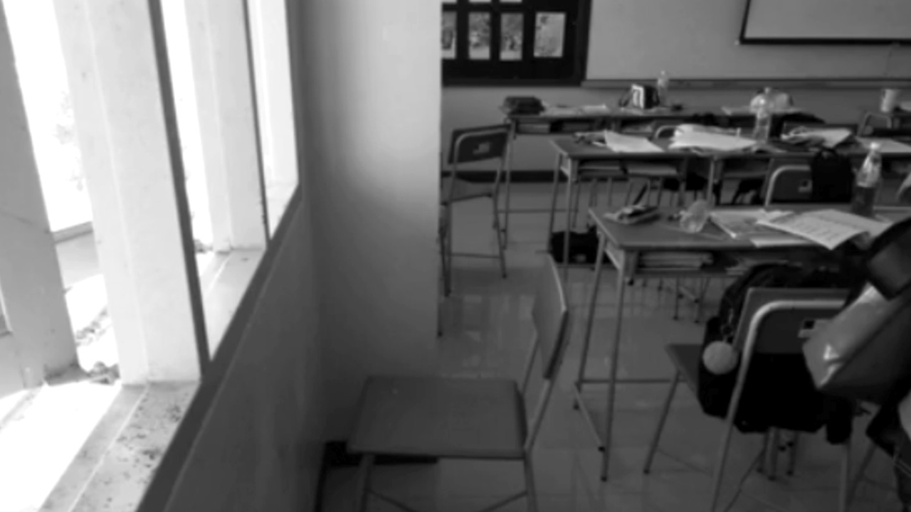 ด.ญ.14 ป่วย! ส่งแชตถึงเพื่อน "พวกแกเกลียดเค้าใช่ไหม" ปีนระเบียง ร.ร.  