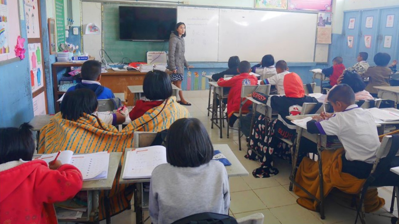 หนาวทุกวันก็ไม่ไหว เด็ก นร.บึงกาฬนั่งห่มผ้าเรียน ครูพาตากแดดรับไออุ่น