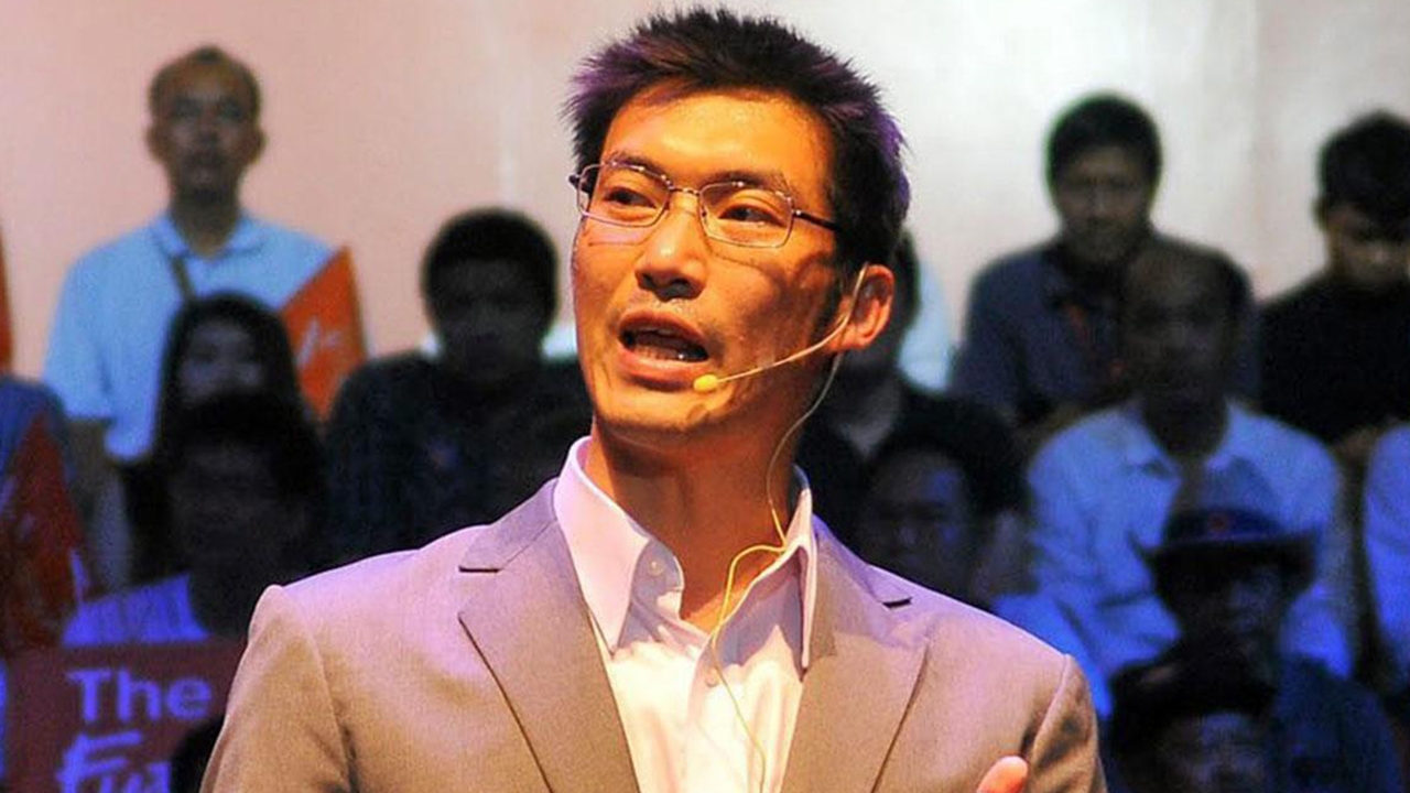 มติ กกต. ชงศาลรธน. ยุบอนาคตใหม่ "ธนาธร" ปล่อยกู้พรรค 191 ล้าน  