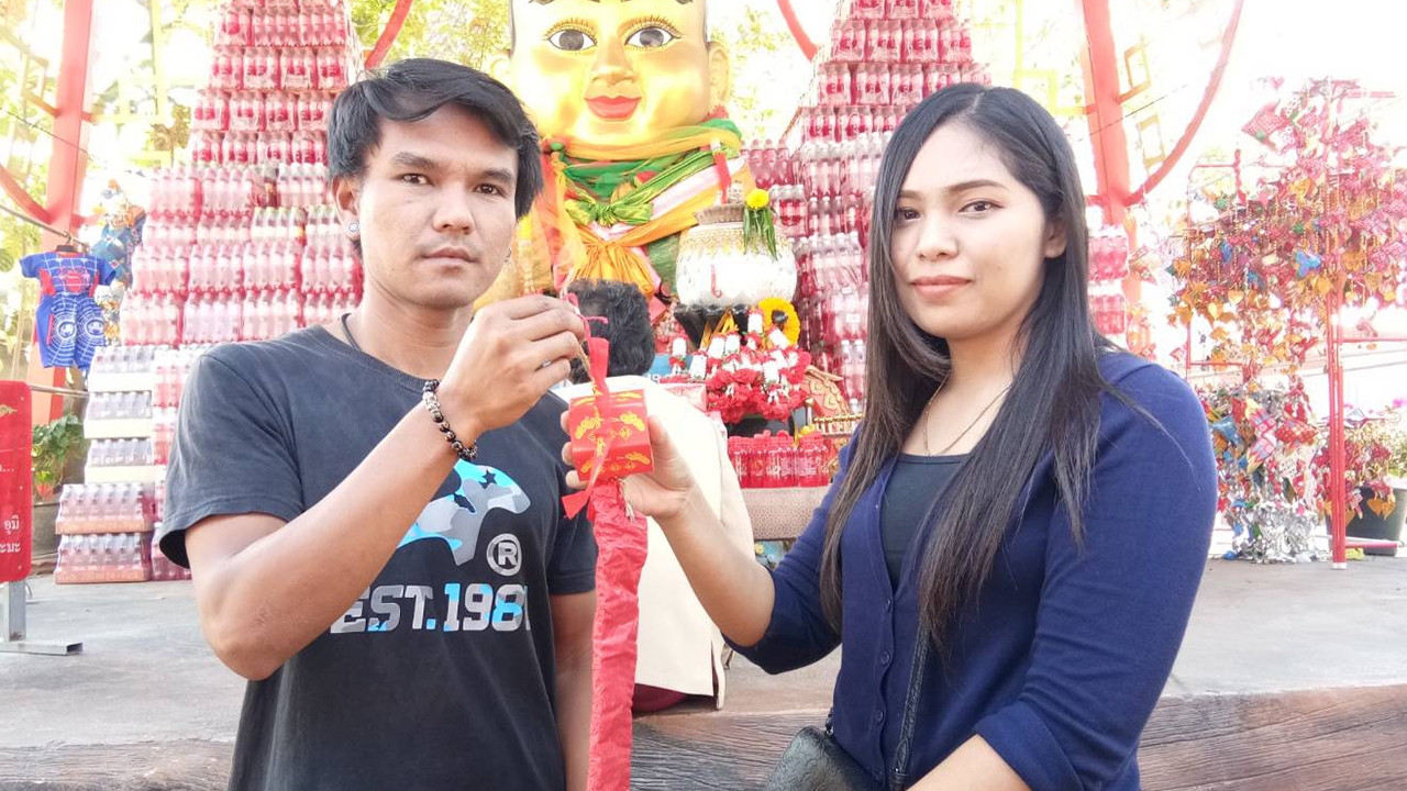 สาวควงแฟนแก้บน "กุมารเจ้าสัวเฮง" ส่องเลขอ่างน้ำมนต์ หวังถูกหวยอีกงวด