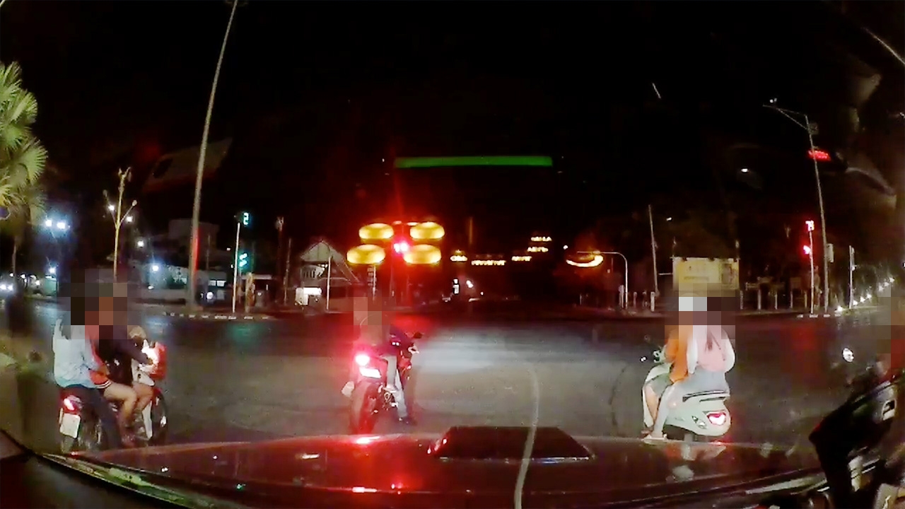 จุดจบ "บิ๊กไบค์" สายยกล้อ หวังโชว์เหินฟ้าอย่างเท่ แต่จบไม่สวย (คลิป)