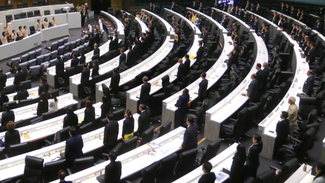 การเมืองเปราะบาง รัฐบาลเสียงปริ่มน้ำ กดดันหุ้นไทยผันผวนต่อเนื่อง