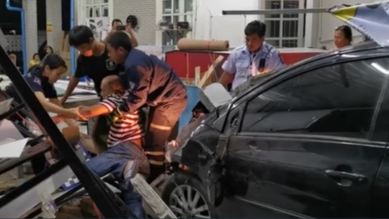 อ้าง "ทานมานิดหน่อย" ซิ่งชนแหลก เข้าร้านทำป้าย ออกรถเดินเซล้ม 