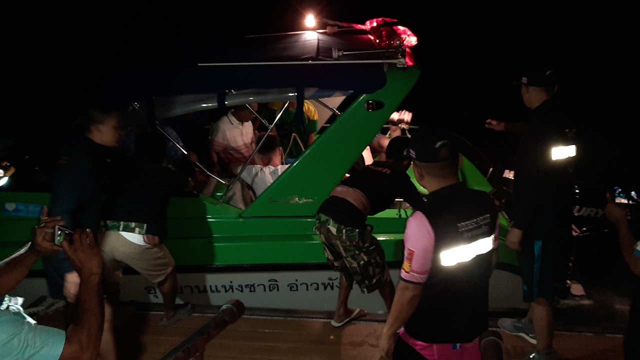 นายท้ายพลัดตกเรือ นทท.โรมาเนียติดเกาะ จนท.เร่งช่วยปลอดภัย