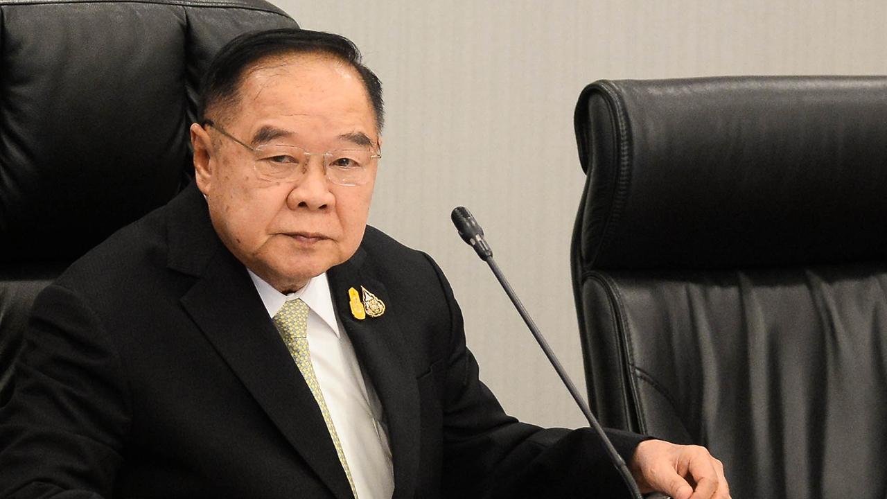 "บิ๊กป้อม" เหวี่ยงสื่อ "ถามแต่เรื่องบ้าบอ" ปมทหารรับใช้ ยัน ไร้ปรับครม. (คลิป) 