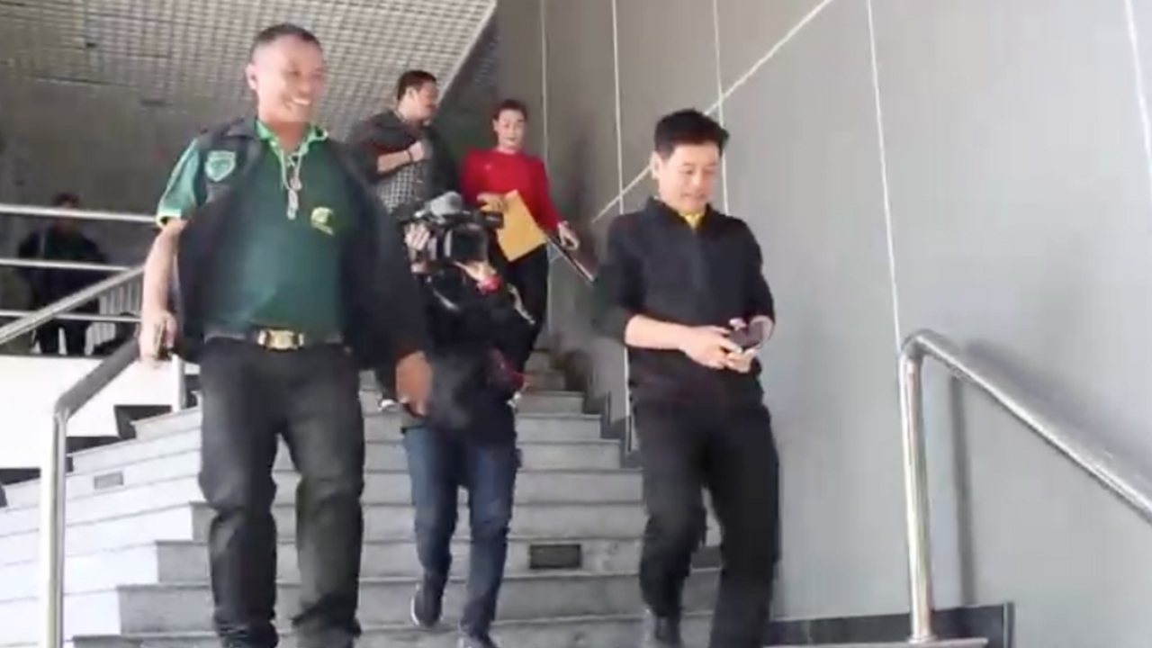 "ชัยวัฒน์" สีหน้ายิ้มแย้ม รายงานตัวต่อศาล คดี "บิลลี่"