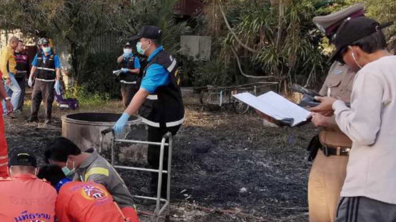 ทนหนาวไม่ไหว ลุงอัมพฤกษ์ลุกก่อไฟผิง ไหม้ลาม คลอกดับคาบ้าน 