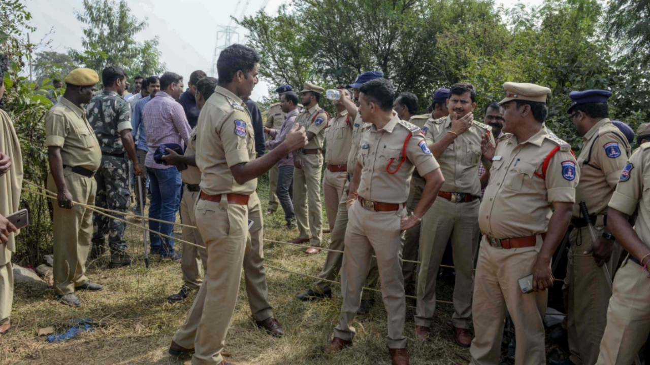 ระทึก ตร.อินเดียวิสามัญ 4 ศพ ผู้ต้องหาข่มขืน-ฆ่าสัตวแพทย์สาว ขณะทำแผน