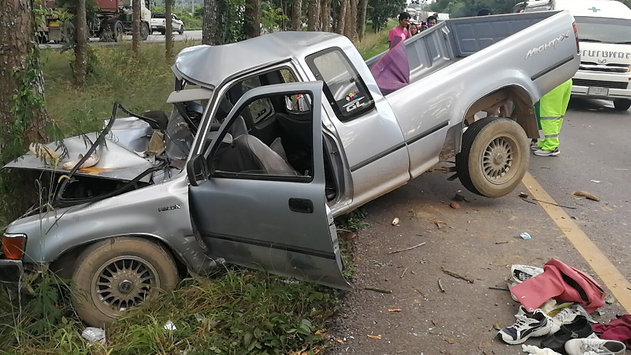 กระบะกลับจากเยี่ยมญาติที่หาดใหญ่ ชนต้นไม้ยับที่สงขลา ตายคาที่ 2 เจ็บอีก 5