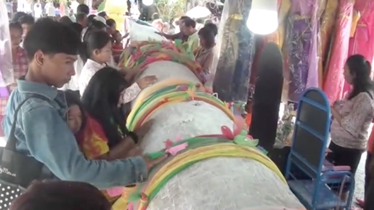 งวดก่อนมีคนถูกหวย 12 ล้าน นักเสี่ยงโชคแห่ขอ "เลขเด็ด" ไอ้ไข่แน่นวัดเจดีย์