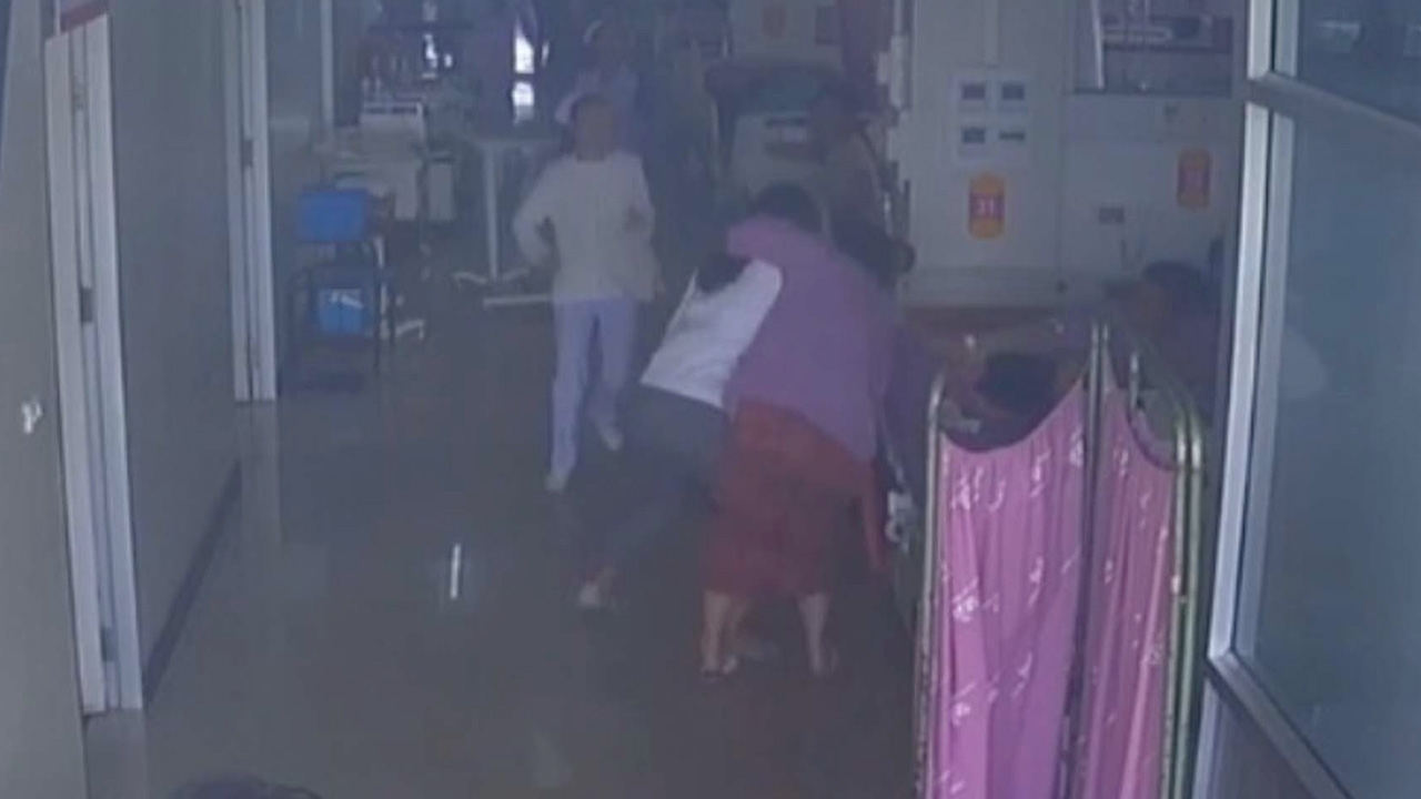 สาวใหญ่อ้างเป็นลูกเทพ ล็อกคอหมอใช้กรรไกรแทง บอกตรวจช้า รอนาน