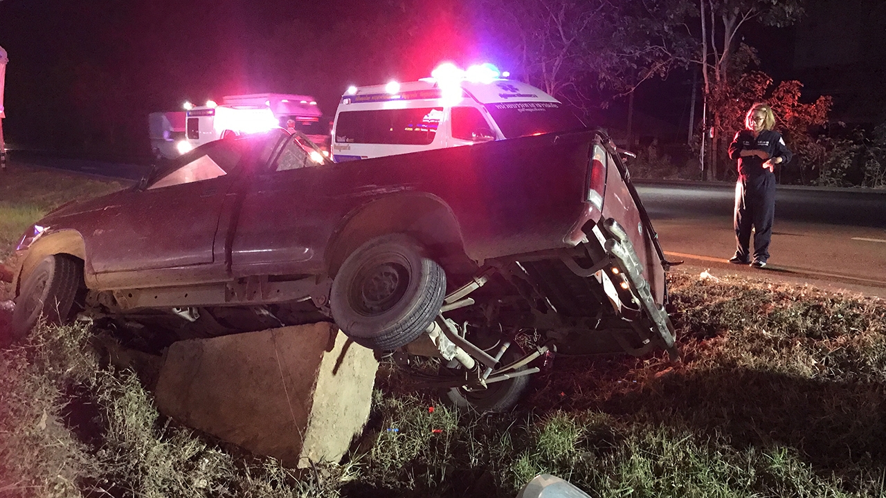 หนุ่มช่างเชื่อมซิ่งกระบะ ตกร่องกลางถนน ชนเสาไฟกระแทกตอม่อดับ