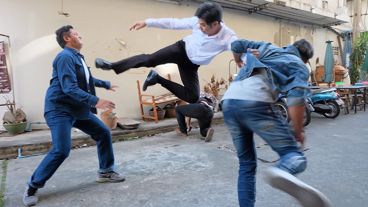 “พอร์ช” โชว์กระโดดถีบ บู๊จัดเต็มอัดแก๊งทวงหนี้