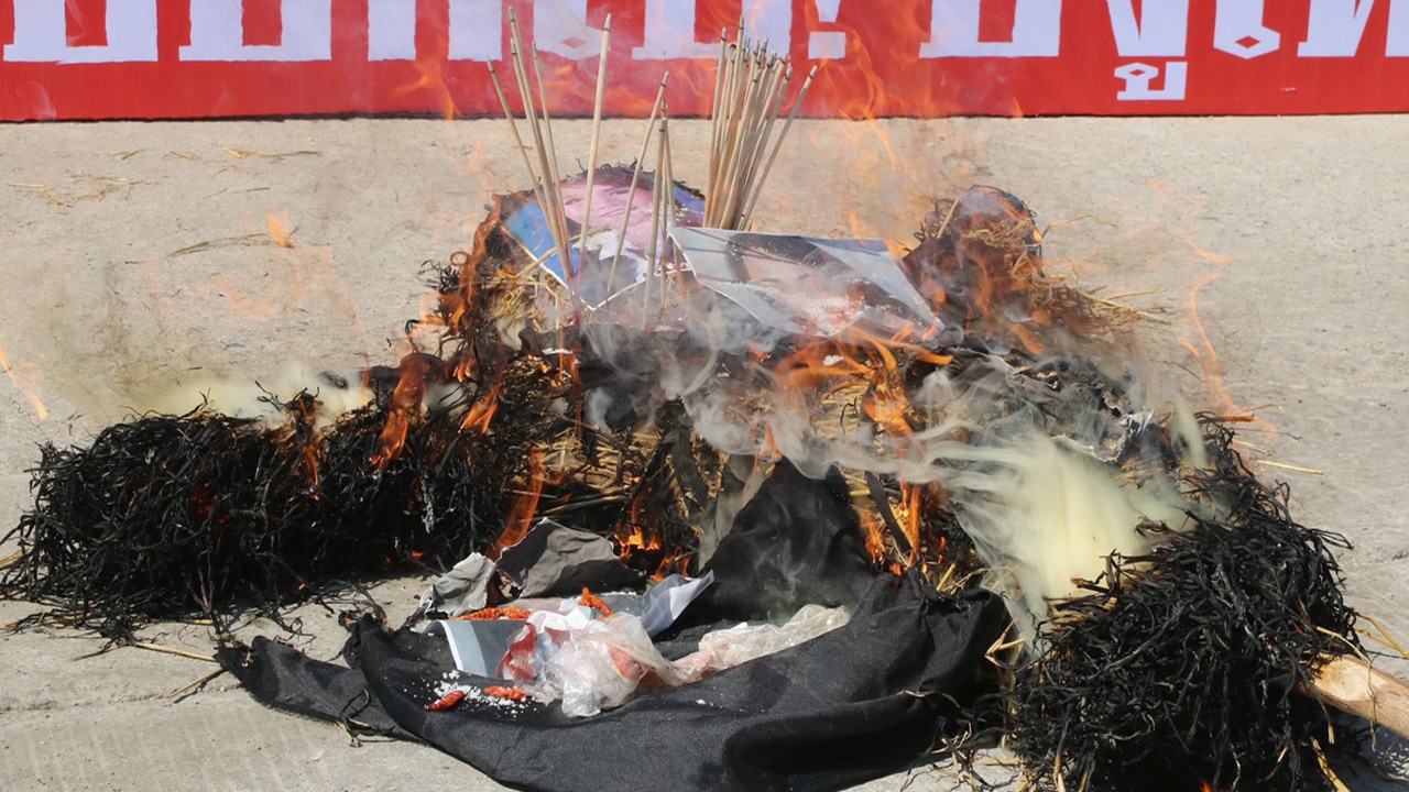 ชาวบ้านรวมตัวเผาหุ่น ขับไล่ ส.ส. "ก้อย พรพิมล" บอกเป็น ส.ส.งูเห่า