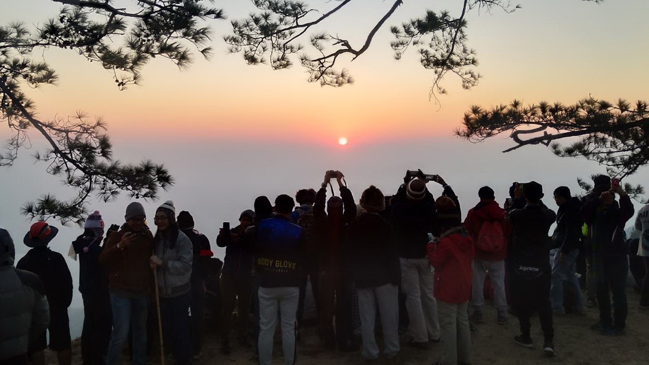 “ภูกระดึง” เกิดแม่คะนิ้ง หนาวสะท้าน 3.5 องศาฯ ชาวบ้านล้อมวงนั่งผิงไฟ