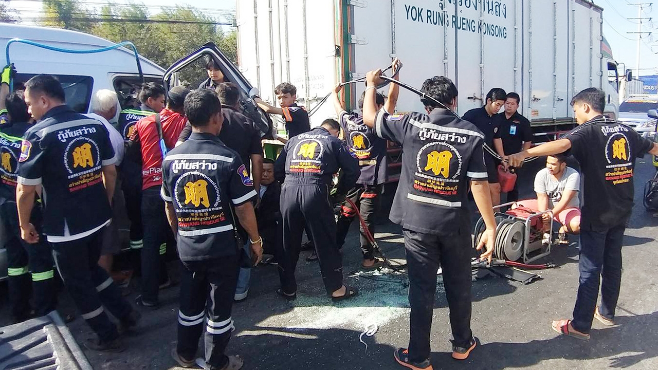 รถตู้เบรกไม่อยู่ ชนท้ายหกล้อคาแยกไฟแดงนิคมโรจนะปราจีนบุรี ตาย 1 เจ็บ 2