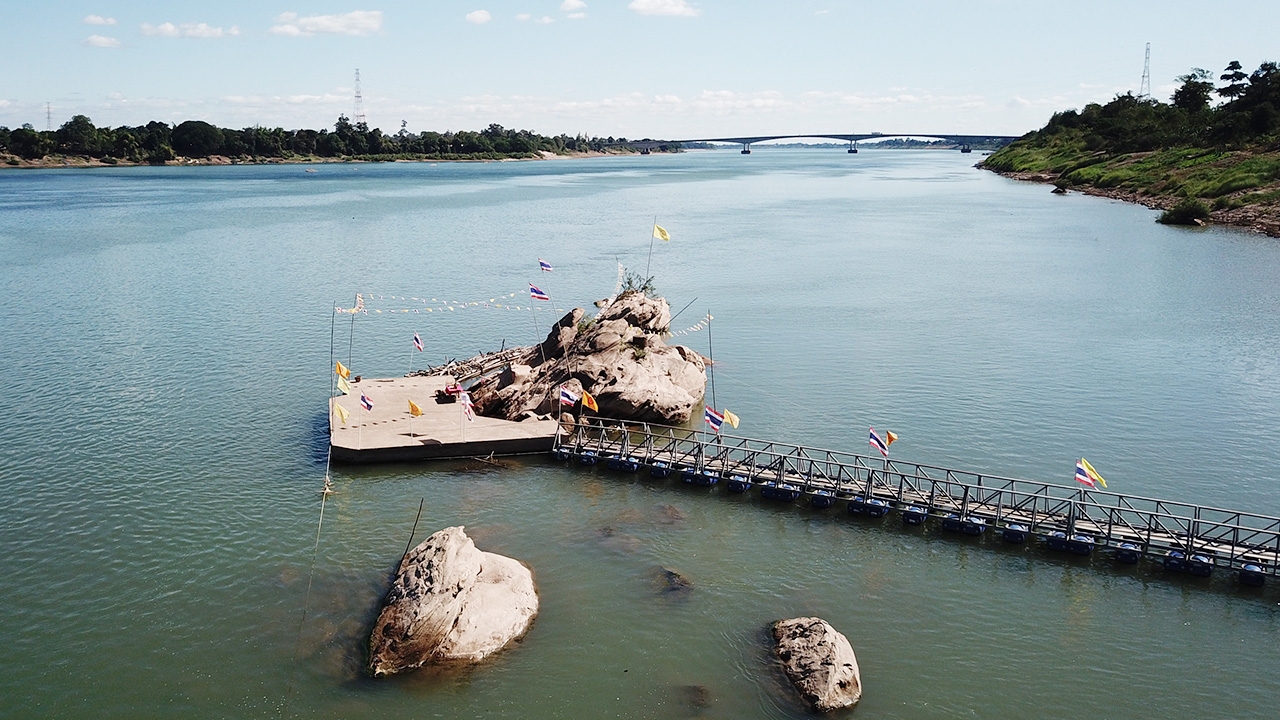 น้ำโขงนครพนมแห้งเหลือแค่ 1 เมตร รอยพระพุทธบาท 2 พันปีโผล่ชัดสุดในรอบ10ปี