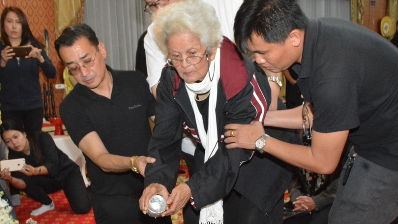 พิธีรดน้ำศพ พ่อแรม โศกเศร้า คนมาร่วมแสดงความอาลัยกันมากมาย