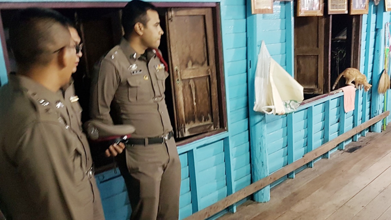 หนุ่มใหญ่สุดทน ทะเลาะลูกชายรุนแรง ชักปืนเป่าดิ้นสาหัสแล้วยิงตัวเองลาโลก