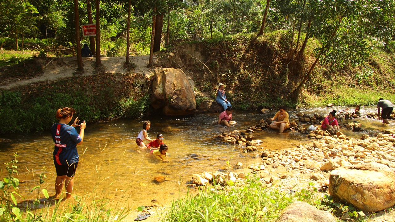 อากาศหนาวต้องไปพังงา ลงบ่อน้ำพุร้อนคลองปลายพู่ แช่น้ำอุ่นแถมบำบัดโรคได้