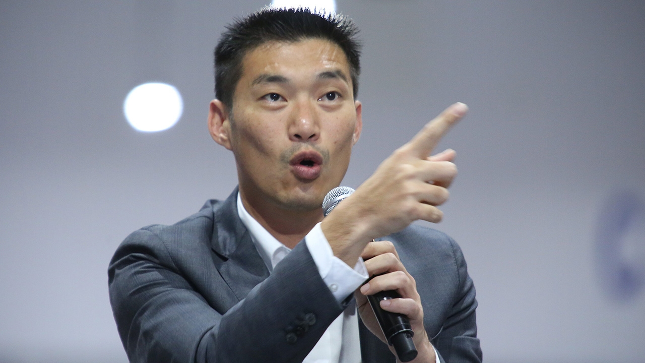 "ธนาธร" โต้ สด.9 ไม่ปลอม ยันจับใบดำใบแดงกับมือ