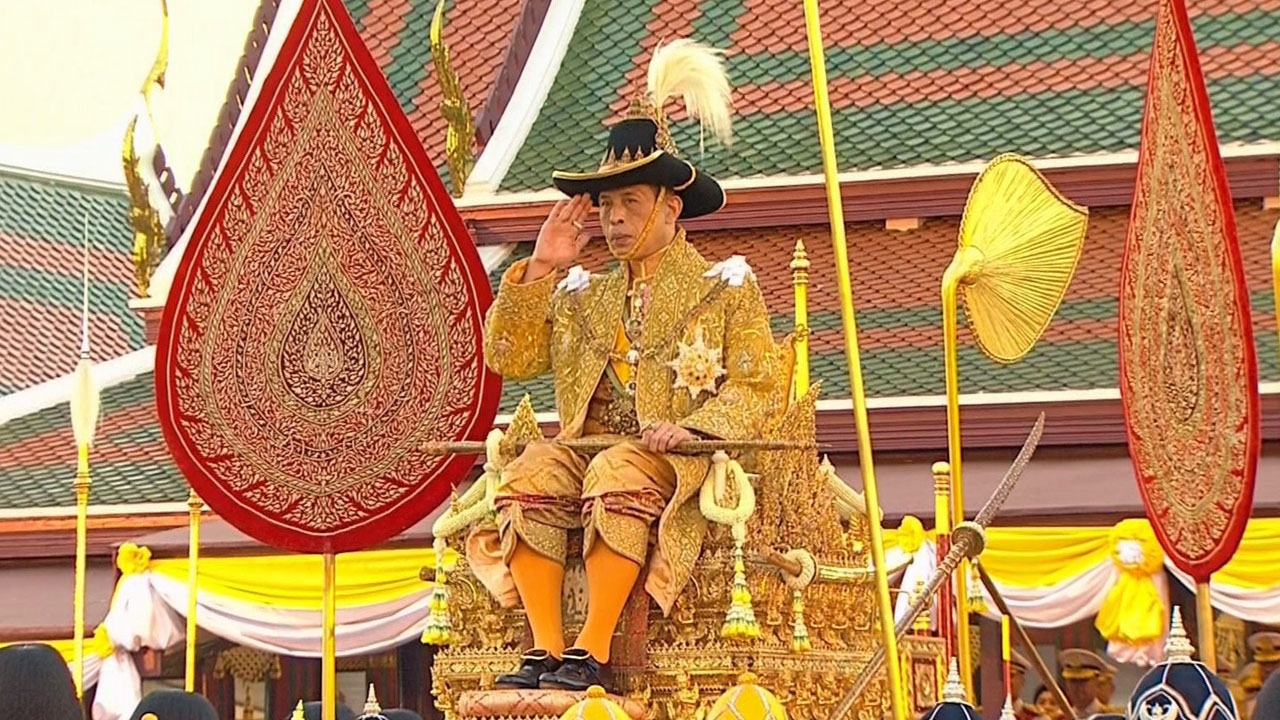 พระราชพิธี เสด็จเลียบพระนคร ตระการตา ทรงพระเจริญก้อง ชาวต่างชาติชื่นชม (คลิป)