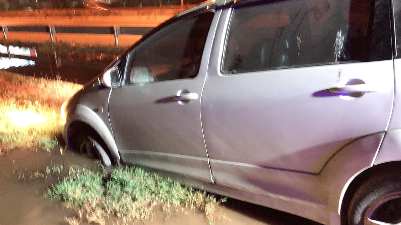 "ปราโมทย์" นักร้องดัง ขับรถตกน้ำ โชคดีกู้ภัยฯ ผ่านมาช่วยลากรถขึ้นทัน