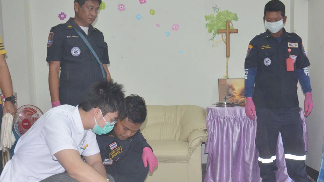 สาวอยู่กับศพ 12 วันโรยปูนขาวดับกลิ่น เชื่อพลังพระเจ้าจะทำให้ฟื้นคืนชีพ