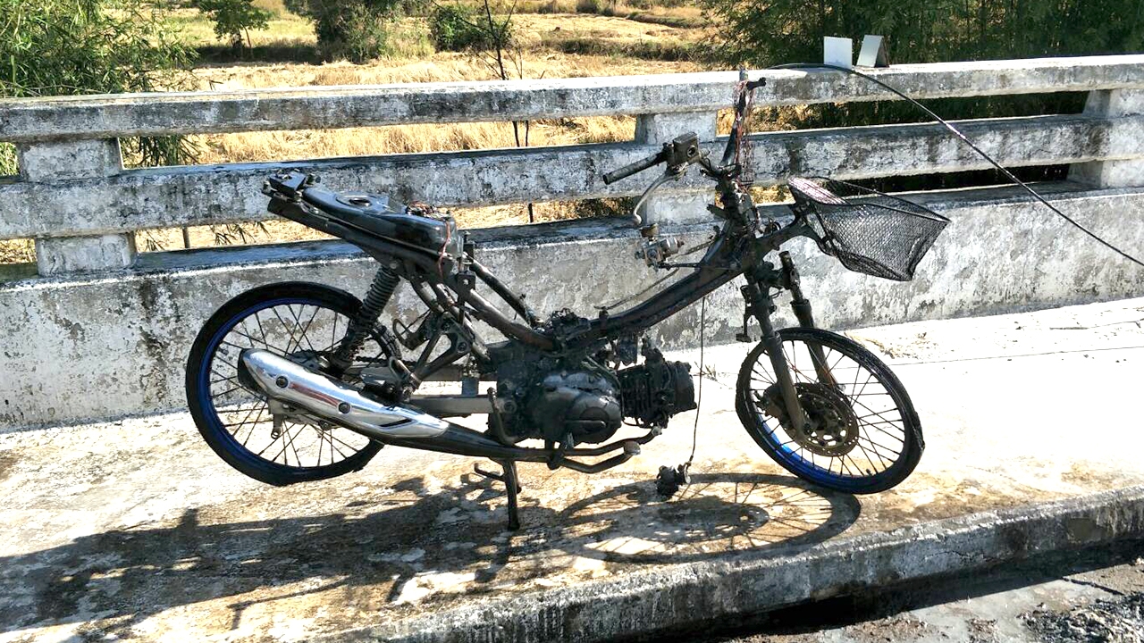 คุณครูครับผมอาจไปสาย ไฟไหม้มอเตอร์ไซค์แต่งซิ่งทั้งคัน โชคดีนร.หนีทัน